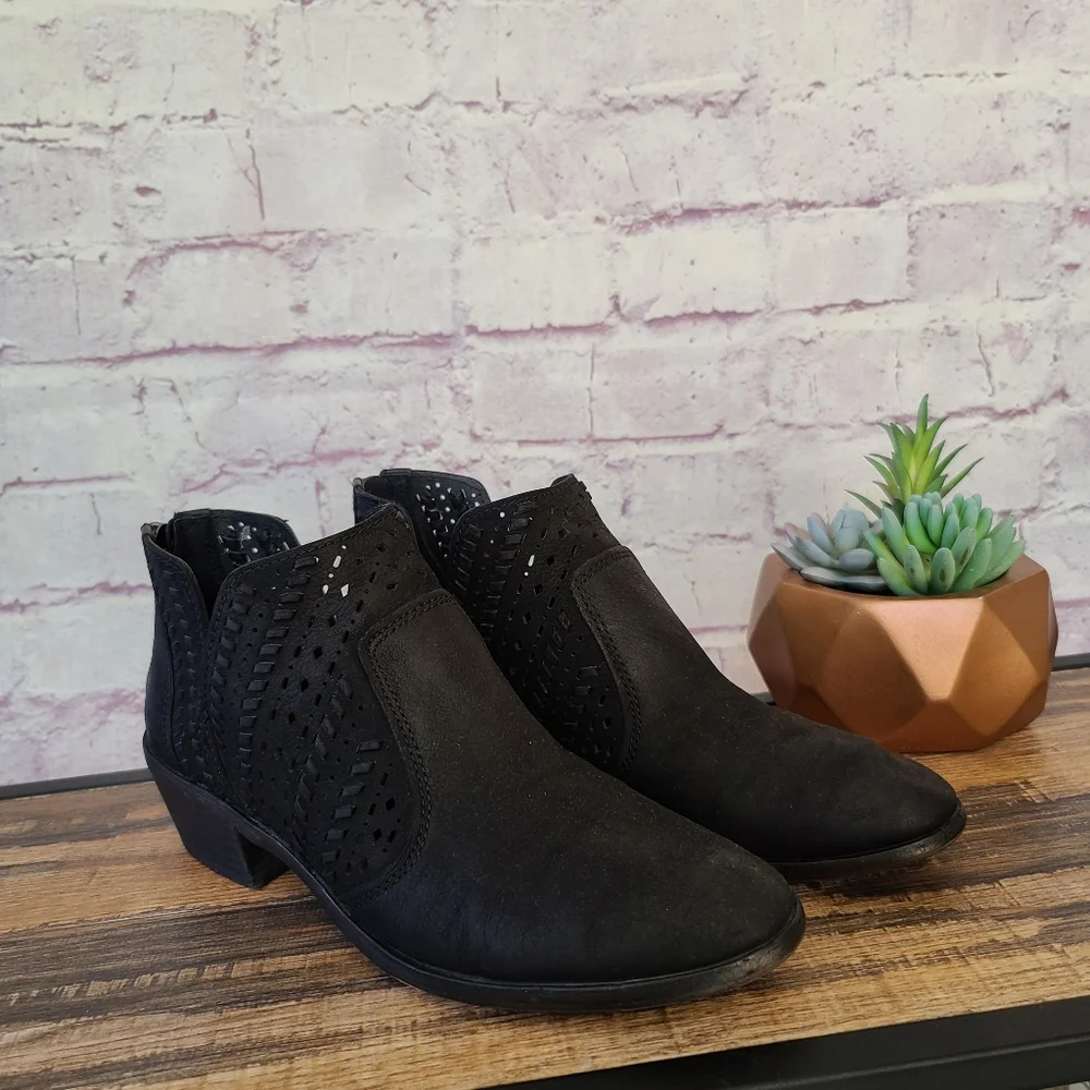 Vince Camuto Black Leather Cutout Chelsea Ankle Bootie Western Boho 8.5M